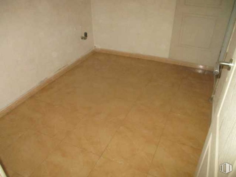 Local en venta en Calle Angel Alcazar, Talavera de la Reina, Toledo, 45600 con madera, accesorio, suelo, piso, material compuesto, madera, rectángulo, tinte para madera, material de construcción y beige alrededor