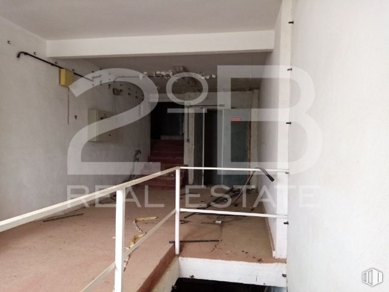 Industrial for sale at Casco urbano, La Puebla de Almoradiel, Toledo, 45840 with furniture, building, stairs, house, floor, wood, fixture, flooring, handrail and ceiling around