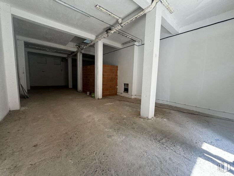 Retail for sale at Calle Santiago López, Cuenca, 16004 with door, property, flooring, floor, wood, building, hall, composite material, concrete and ceiling around