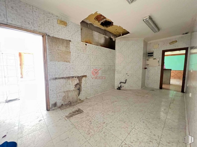 Retail for sale at Avenida Huerta Abajo, San Lorenzo de la Parrilla, Cuenca, 16770 with property, building, interior design, flooring, floor, house, brick, fixture, wood and brickwork around