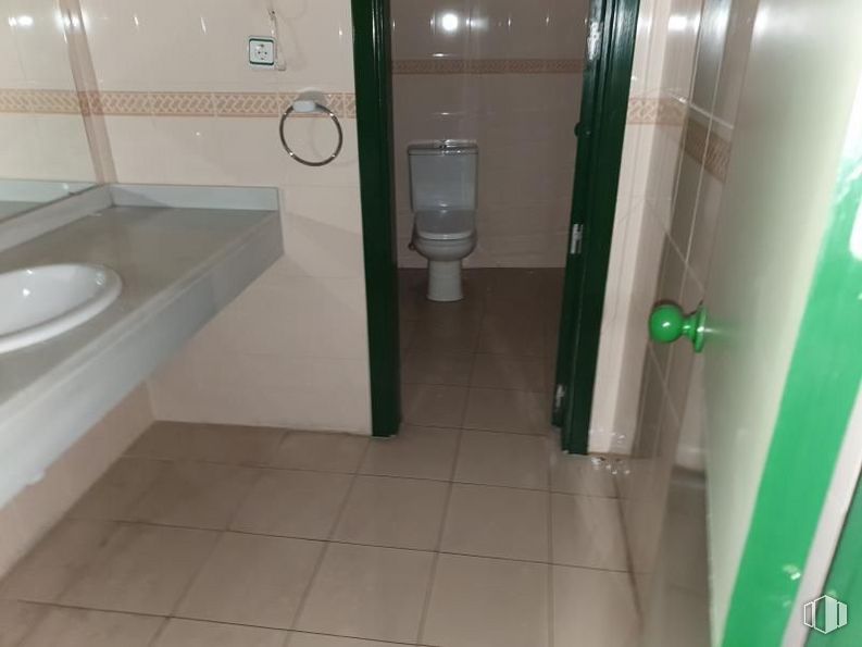 Local en venta en Calle Eras Altas, 2, Villa de Vallecas, Madrid, 28031 con fregadero, inodoro, espejo, verde, accesorio de fontanería, grifo, accesorio, baño, lavabo de baño y puerta alrededor