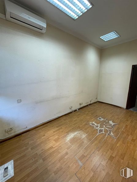 Local en alquiler en Barrio del Pilar, Fuencarral - El Pardo, Madrid, 28029 con persiana de la ventana, propiedad, edificio, ventana, madera, interiorismo, accesorio, hall, suelo y suelos alrededor