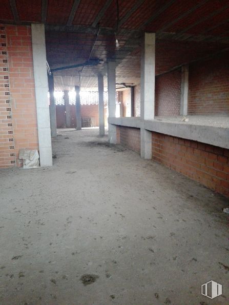 Retail for sale at Calle Maestro Guerrero, Fuensalida, Toledo, 45510 with wood, building, floor, flooring, hall, building material, brickwork, brick, tints and shades and ceiling around