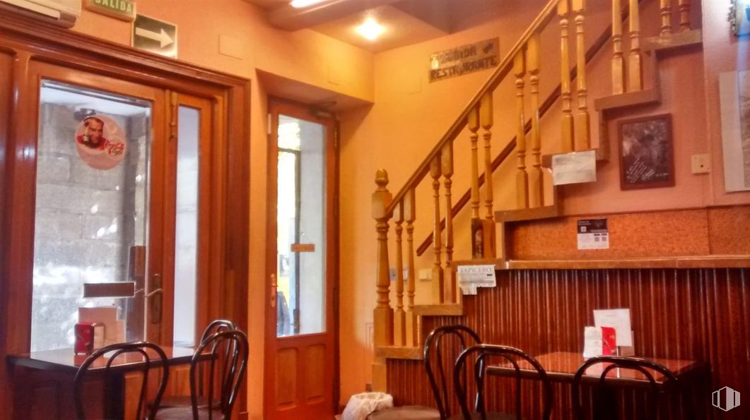 Retail for sale at Calle Reina Victoria, San Lorenzo de El Escorial, Madrid, 28200 with chair, wood, door, glass, wood stain, restaurant, hardwood and varnish around