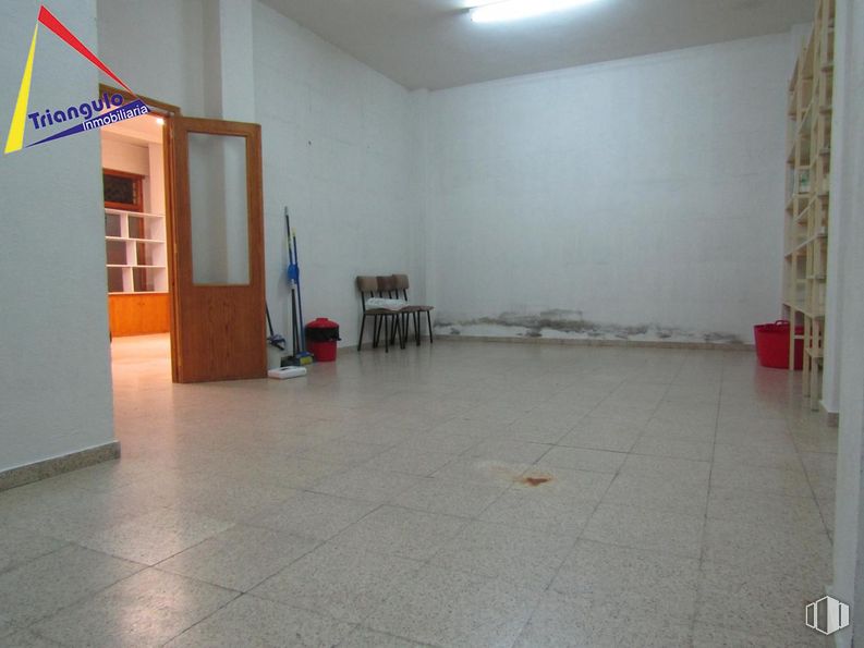 Retail for sale at Zona Nueva Segovia, Segovia, 40006 with property, fixture, architecture, floor, flooring, tile flooring, composite material, building, gas and ceiling around