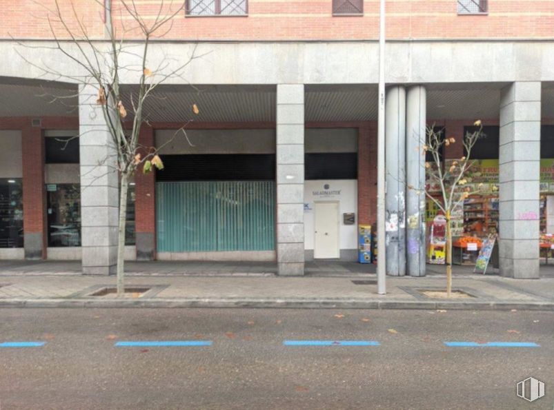 Retail for rent at Avenida Asturias, 57, Tetuán, Madrid, 28035 with building, road surface, asphalt, automotive parking light, public space, sidewalk, city, commercial building, gas and parking around