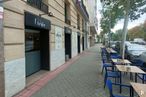 Retail for rent at Avenida Menéndez Pelayo, Retiro, Madrid, 28009 with furniture, table, building, infrastructure, road surface, chair, tree, sidewalk, window and neighbourhood around