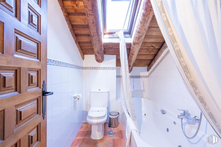 Retail for sale at Plaza España, 16, Turégano, Segovia, 40370 with toilet, door, window, property, building, blue, azure, wood, purple and plumbing fixture around