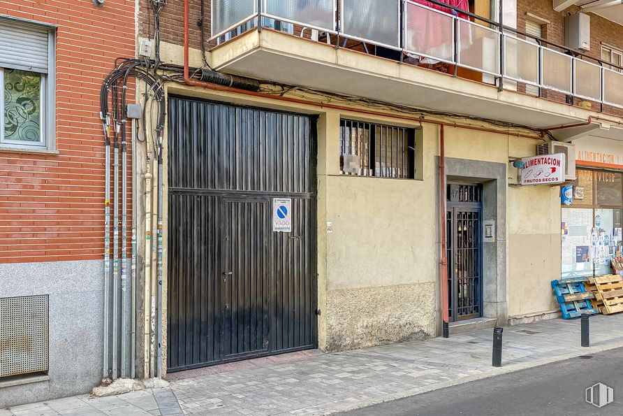 Local en venta en Calle Veza, 47, Tetuán, Madrid, 28029 con puerta, ventana, edificio, superficie de la carretera, casa, madera, barrio, acera, fachada y zona residencial alrededor