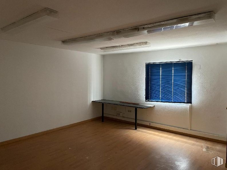 Industrial for sale at Calle Hierro, 6, Cobeña, Madrid, 28863 with window blind, table, window, fixture, shade, wood, floor, flooring, hall and ceiling around