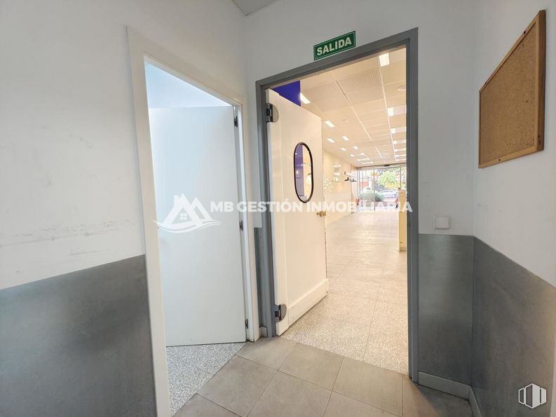 Local en alquiler en Calle Portugal, Fuenlabrada, Madrid, 28942 con puerta, edificio, accesorio, suelos, suelo, vidrio, exterior del automóvil, techo, puerta del vehículo y aluminio alrededor