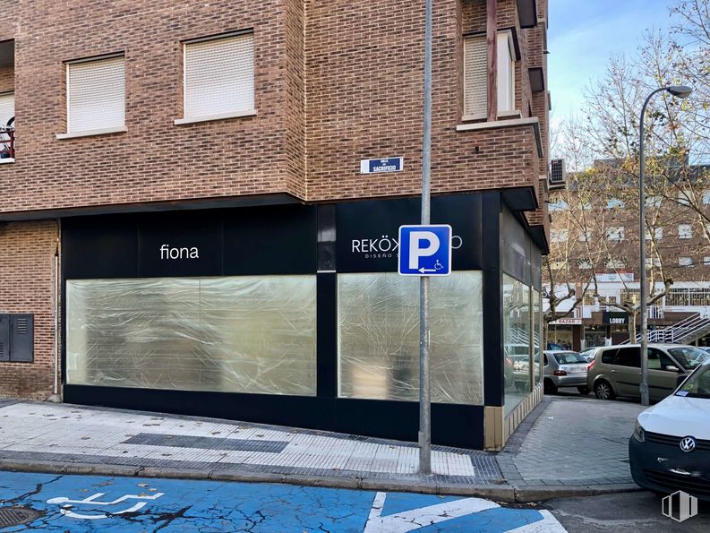 Local en venta en Calle Sacrificio, Majadahonda, Madrid, 28220 con coche, ventana, edificio, vehículo, placa de matrícula del vehículo, superficie de la carretera, asfalto, cielo, iluminación automotriz y ladrillo alrededor