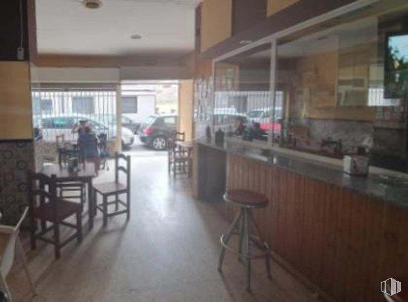 Retail for sale & for rent at Calle Santos Mártires, Talavera de la Reina, Toledo, 45600 with stool, chair, furniture, wood, table, interior design, floor, flooring, hardwood and fixture around