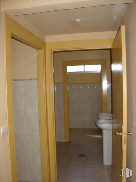 Nave en alquiler en Calle Paloma, 5, Fuenlabrada, Madrid, 28946 con fregadero, inodoro, propiedad, accesorio, edificio, madera, baño, diseño de interiores, puerta y piso alrededor