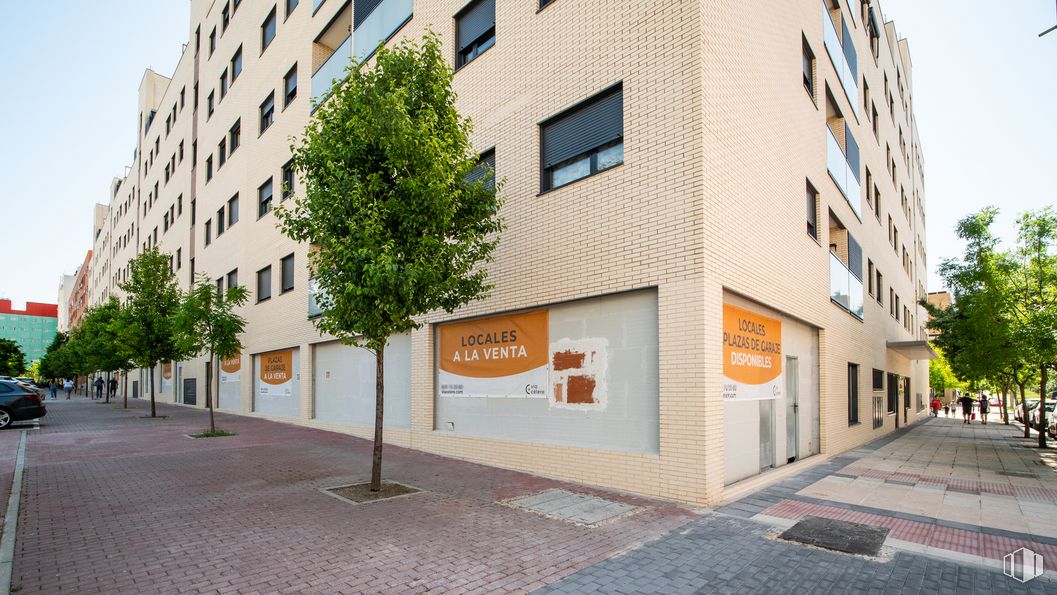 Local en venta en Célere Austral. Calle Unicornio, Móstoles, Madrid, 28938 con ventana, edificio, propiedad, árbol, accesorio, cielo, superficie de la carretera, diseño urbano, barrio y planta alrededor