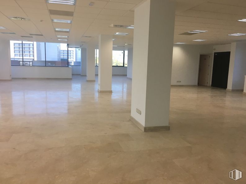 Office for rent at Edificio Europa I, Avenida Fuencarral, 24, Alcobendas, Madrid, 28108 with window, door, fixture, hall, tile flooring, floor, flooring, wood, building material, building and glass around