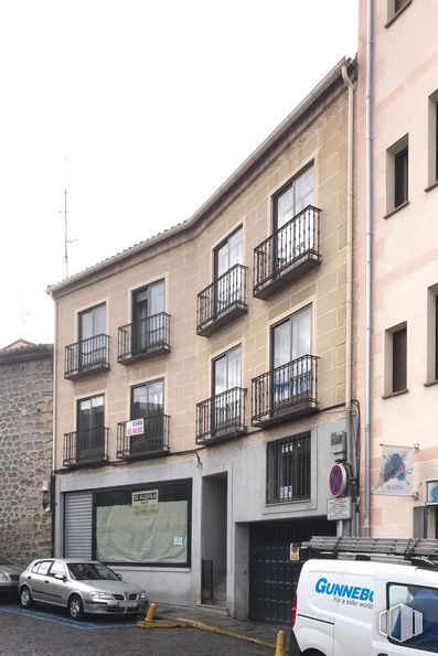 Retail for rent at Calle Tomás Luís de Victoria, 10, Ávila, 05001 with car, building, van, window, land vehicle, sky, vehicle, tire, wheel and automotive exterior around