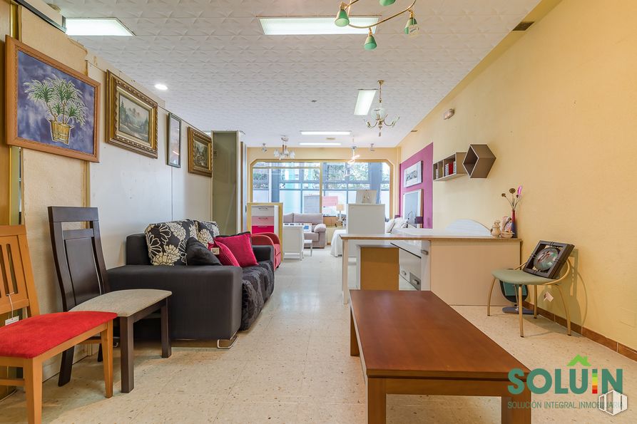 Local en alquiler y venta en Centro Comercial Fuenlabrada II, Fuenlabrada, Madrid, 28942 con sofá, mesa, mueble, marco, interiorismo, madera, planta de interior, suelo, pared y suelos alrededor