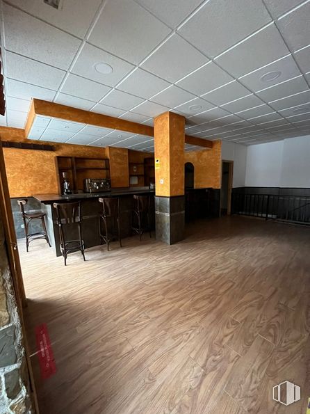 Retail for sale at Calle Juan Ramón Jiménez, Móstoles, Madrid, 28932 with chair, wood, hall, interior design, flooring, floor, hardwood, wood stain, ceiling and plywood around