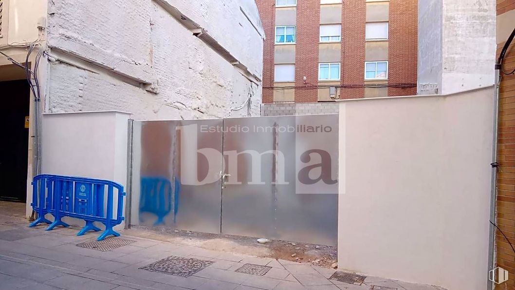 Land for sale at Calle Arcipreste de Hita, 6, Guadalajara, 19001 with building, line, font, rectangle, flooring, window, wood, facade, real estate and art around