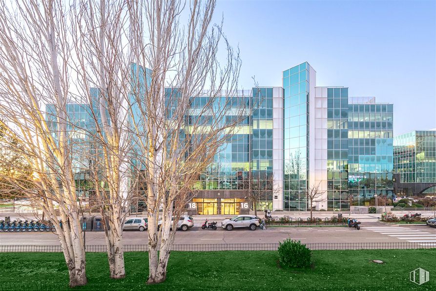 Oficina en alquiler en Avenida Partenón, 16-18, Barajas, Madrid, 28042 con edificio, planta, cielo, diseño urbano, bloque de pisos, árbol, rascacielos, espacio público, condominio y hierba alrededor