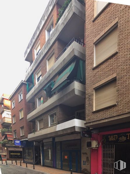 Retail for rent at Calle Sol, 22, Talavera de la Reina, Toledo, 45600 with window, building, urban design, condominium, sky, tower block, material property, residential area, real estate and commercial building around