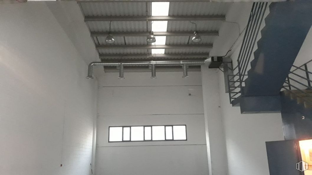 Industrial for rent at Polígono Industrial Villaverde, Villaverde, Madrid, 28021 with window, building, fixture, interior design, composite material, ceiling, wood, flooring, symmetry and rectangle around