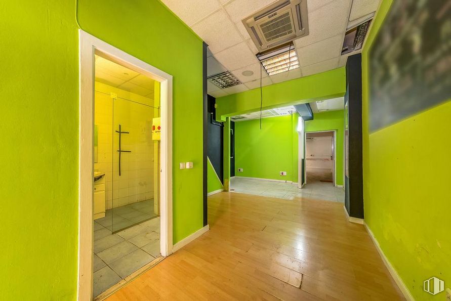 Retail for sale at Calle Ferroviarios, Usera, Madrid, 28026 with property, building, door, interior design, fixture, architecture, floor, flooring, hall and house around