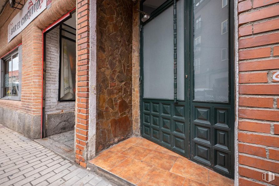 Retail for sale at Calle Virgen de las Fuentes, Ávila, 05005 with window, door, wall, brick, brickwork, composite material, iron, concrete, sidewalk and building material around