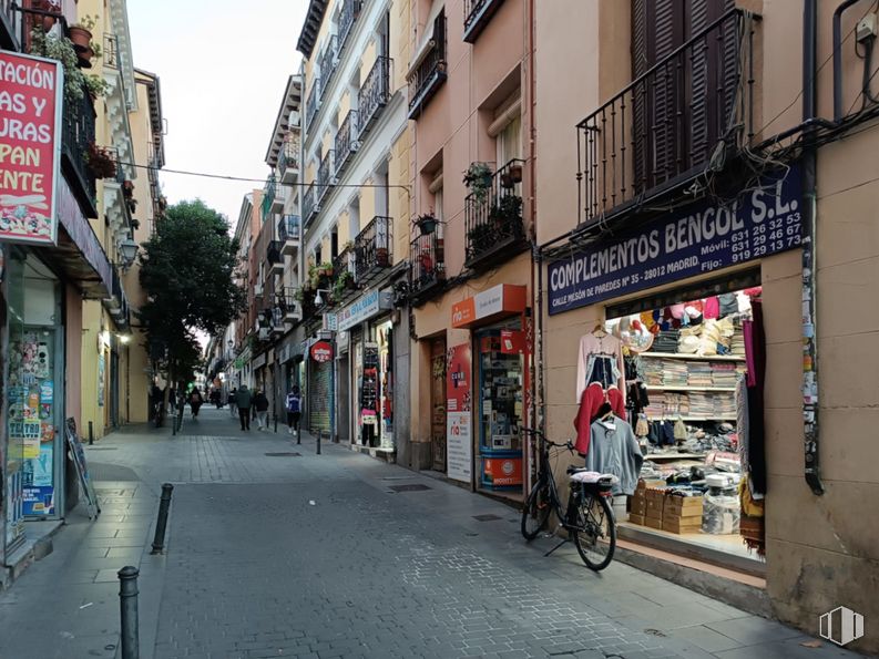 Retail for rent at Calle Mesón de Paredes, 35, Centro, Madrid, 28012 with bicycle, tire, building, window, wheel, infrastructure, road surface, neighbourhood, sidewalk and bicycle wheel around