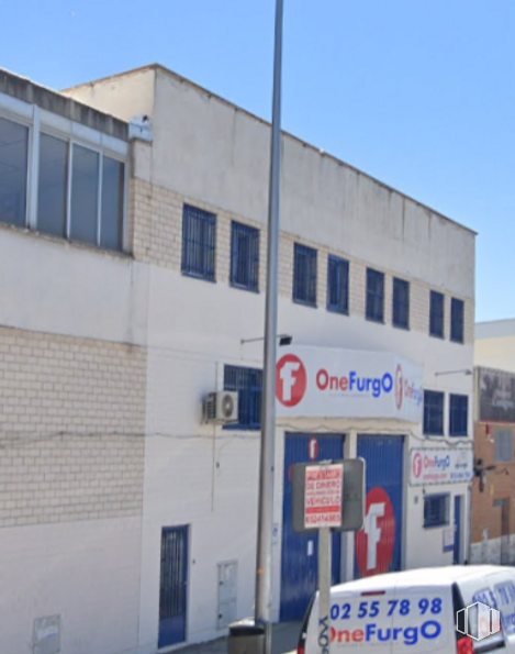 Industrial for rent at Calle Gamonal, 12, Villa de Vallecas, Madrid, 28031 with building, van, window, automotive parking light, sky, vehicle, motor vehicle, car, facade and real estate around