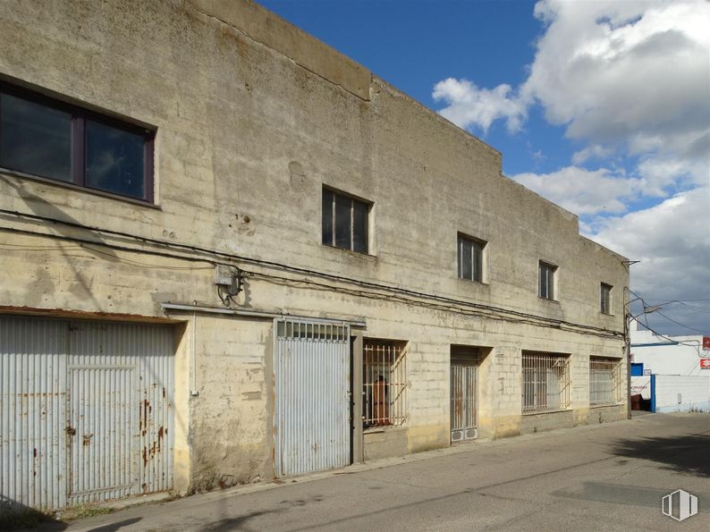 Industrial for sale at Calle Colmena, 8, San Martín de Valdeiglesias, Madrid, 28680 with window, door, building, cloud, sky, wood, residential area, facade, roof and landscape around