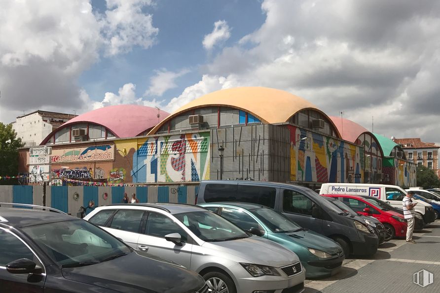 Local en alquiler en Plaza Cebada, Centro, Madrid, 28005 con coche, persona, rueda, nube, luz de estacionamiento automotriz, cielo, neumático, vehículo terrestre, vehículo y día alrededor