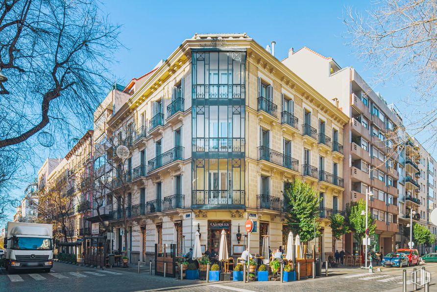 Oficina en alquiler en Calle Jorge Juan, 35, Salamanca, Madrid, 28001 con camión, edificio, cielo, propiedad, ventana, planta, rueda, arquitectura, neumático y árbol alrededor