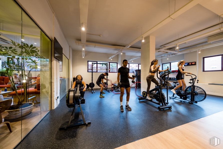 Office for rent at Monday Río, Paseo Imperial, 14, Arganzuela, Madrid, 28005 with person, stationary bicycle, television, luggage & bags, bicycle, building, plant, exercise machine, houseplant and wheel around