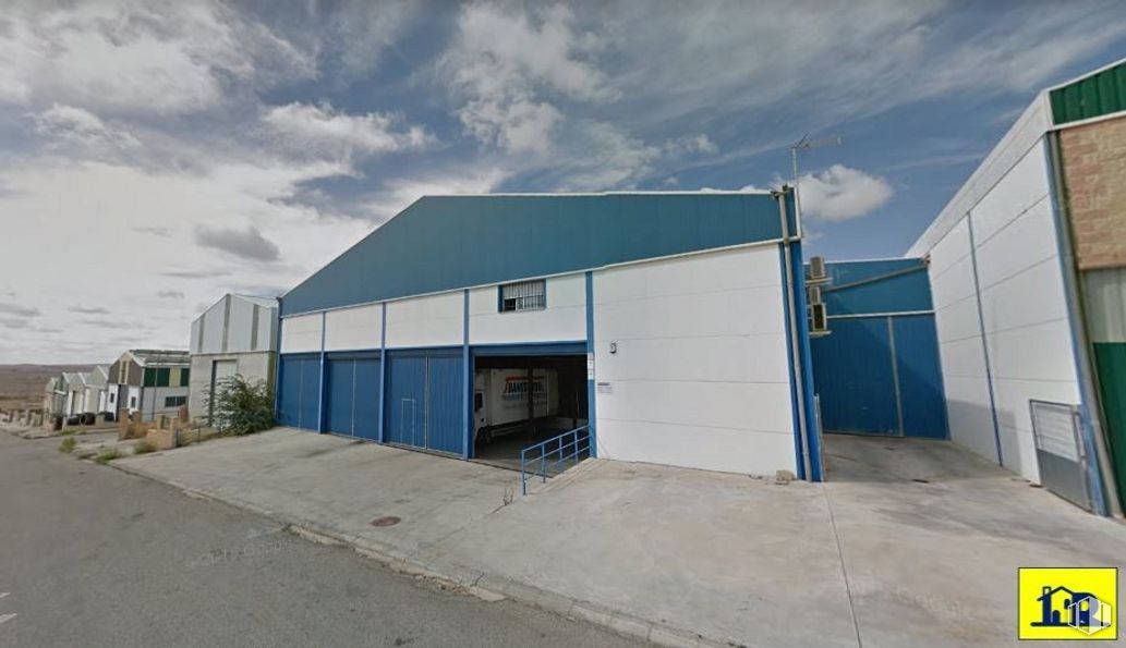 Industrial for rent at Polígono industrial San Juan, Montalbo, Cuenca, 16440 with house, sky, cloud, asphalt, land lot, fixture, real estate, facade, roof and gas around