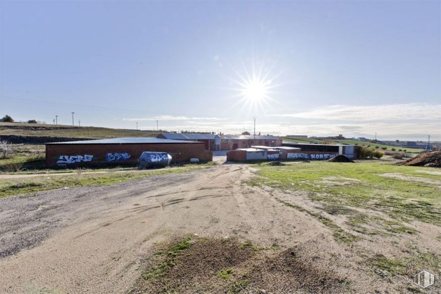 Industrial for sale at Calle Méntrida, s/n, Valmojado, Toledo, 45940 with building, sky, cloud, asphalt, land lot, highland, race track, road surface, plain and grass around