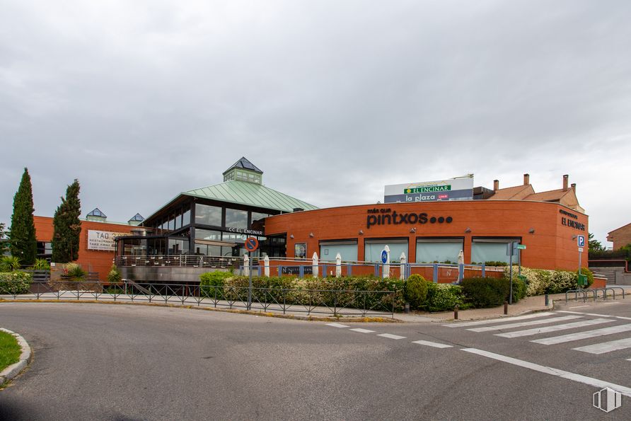 Local en alquiler en Camino Cura, 10, Alcobendas, Madrid, 28109 con edificio, cielo, planta, nube, ventana, asfalto, superficie de carretera, árbol, gas y carretera alrededor