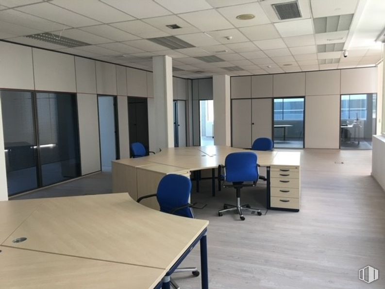 Oficina en venta en Edificio Oficant, Ronda Poniente, 15, Tres Cantos, Madrid, 28760 con silla, escritorio, archivador, mueble, mesa, edificio, silla de oficina, interiorismo, accesorio y suelos alrededor