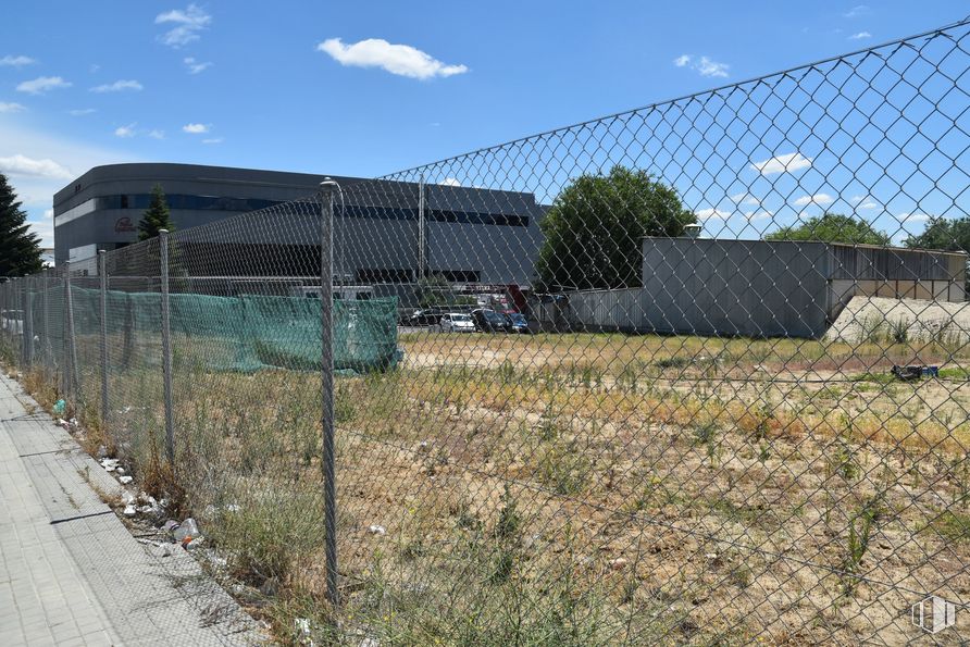 Suelo en alquiler en Calle Químicas, 36, Alcorcón, Madrid, 28923 con edificio, nube, cielo, planta, propiedad, malla, valla, cercas de alambre, árbol y lote de tierra alrededor