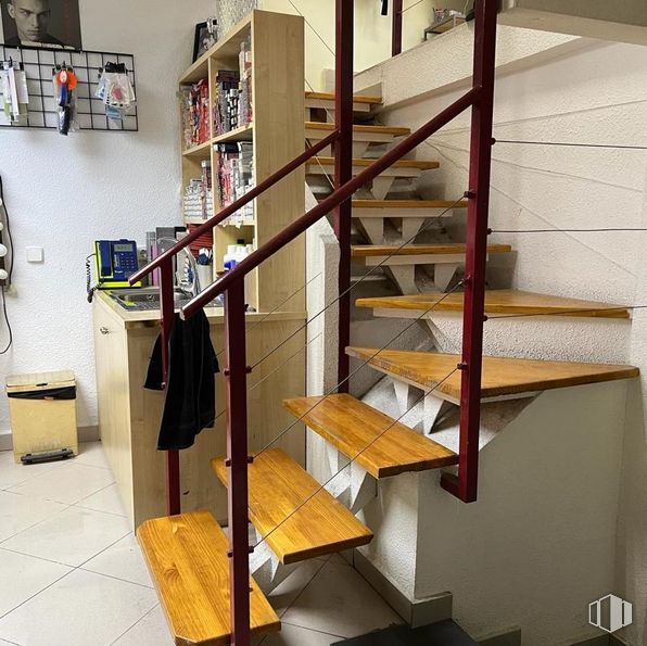 Retail for sale at Calle Alcalá, Ciudad Lineal, Madrid, 28027 with bookcase, bench, building, shelf, shelving, wood, interior design, floor, wall and stairs around