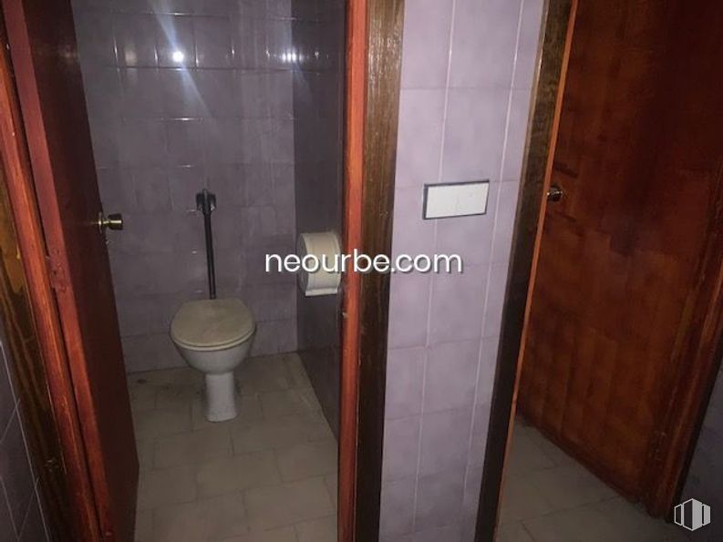 Retail for sale at Zona San Antonio, Ávila, 05005 with toilet, door, brown, plumbing fixture, fixture, bathroom, wood, floor, flooring and handle around