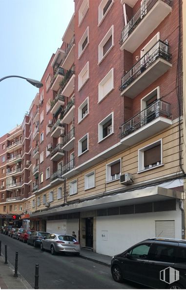 Retail for sale at Calle Miguel Arredondo, 3, Arganzuela, Madrid, 28045 with car, window, building, wheel, land vehicle, tire, property, vehicle, infrastructure and sky around