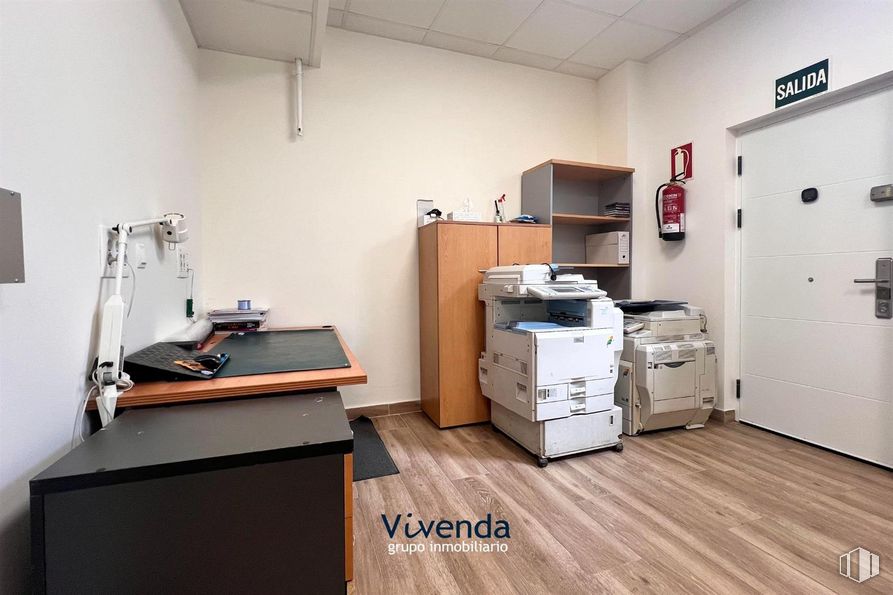 Local en venta en Zona ayuntamiento, Humanes de Madrid, Madrid, 28970 con escritorio, impresora, archivador, mueble, edificio, interiorismo, madera, suelos, ebanistería y cajón alrededor