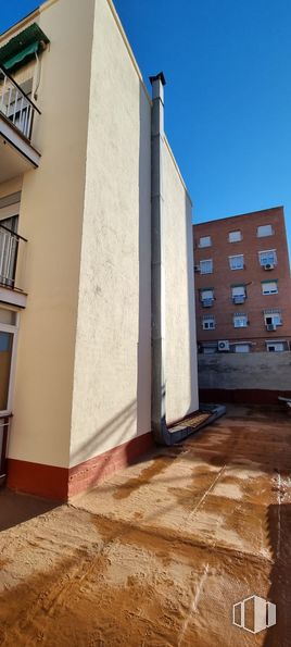 Local en venta en Calle Enrique Velasco, 34, Puente de Vallecas, Madrid, 28038 con edificio, ventana, madera, cielo, sombra, accesorio, superficie de la carretera, material compuesto, zona residencial y condominio alrededor