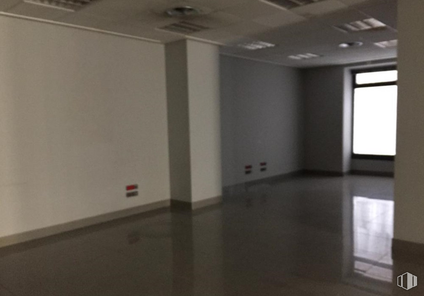 Retail for sale & for rent at Zona Centro, Cuenca, 16002 with window, fixture, hall, interior design, wood, floor, flooring, wall, ceiling and hardwood around