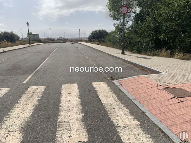 Land for sale at Calle Albacete, Ávila, 05004 with sky, infrastructure, cloud, road surface, plant, asphalt, tree, thoroughfare, tar and road around