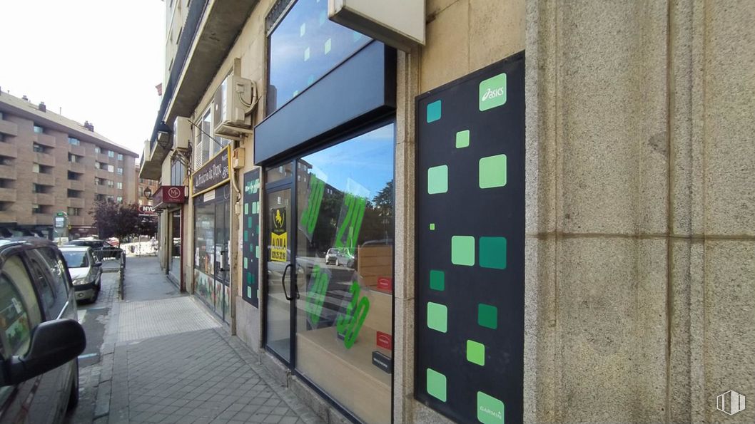 Retail for rent at Zona Centro, Ávila, 05001 with building, car, wheel, window, tire, vehicle registration plate, urban design, neighbourhood, art and facade around