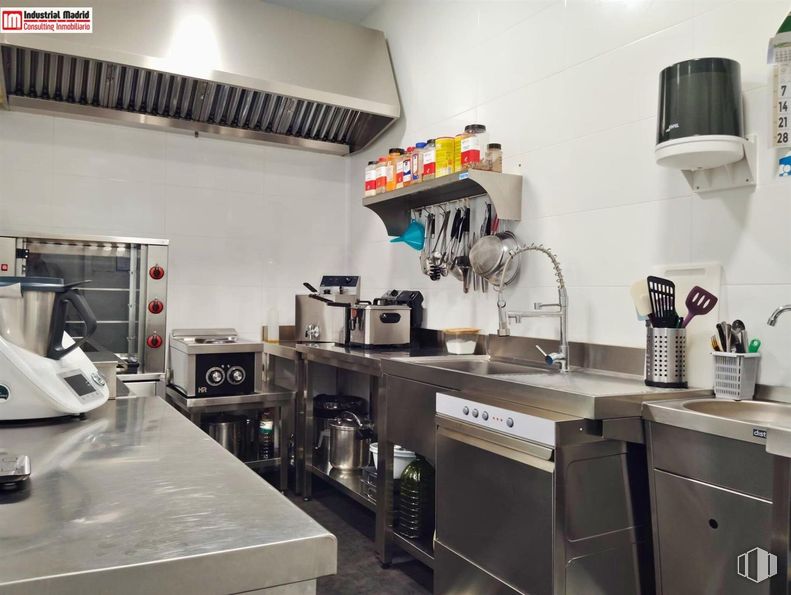 Retail for rent at Zona Parque Europa, Arganda del Rey, Madrid, 28500 with countertop, kitchen appliance, home appliance, tap, cabinetry, kitchen sink, kitchen, building, interior design and coffeemaker around