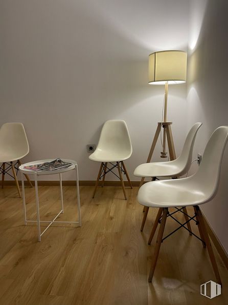 Oficina en alquiler en Calle Monasterio de Caaveiro, 13 , Fuencarral - El Pardo, Madrid, 28049 con silla, lámpara, alumbrado, mesa, madera, confort, interiorismo, suelos, suelo y madera dura alrededor